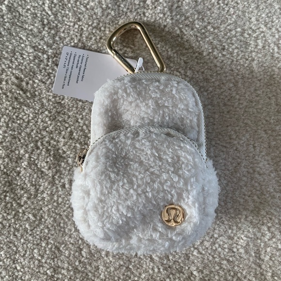 🔴 Lululemon Nano Clip On Backpack White Fleece Nwt - Picture 2 of 5